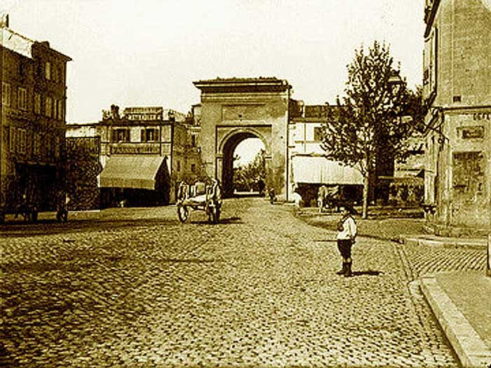 Avignon, place Crillon, la porte de l'Oulle détruite en 1900