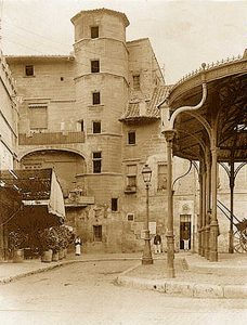 Place Pie, Livrée du cardinal de Florence à Avignon XIVe, démolie en 1898